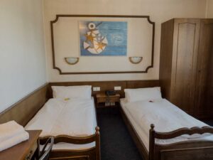Standard-Doppelzimmer mit zwei getrennten Einzelbetten im Hotel in der Aal-Kate – gemütliche Ausstattung mit maritimem Flair.